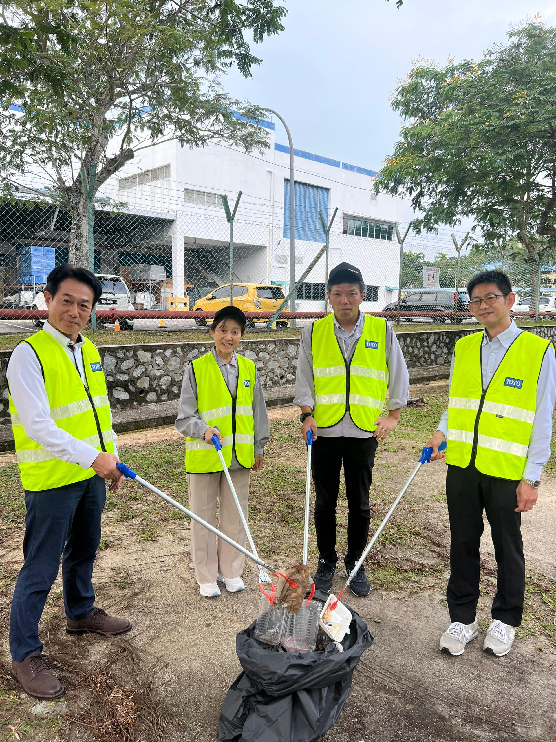 toto-staff-collecting-rubbish